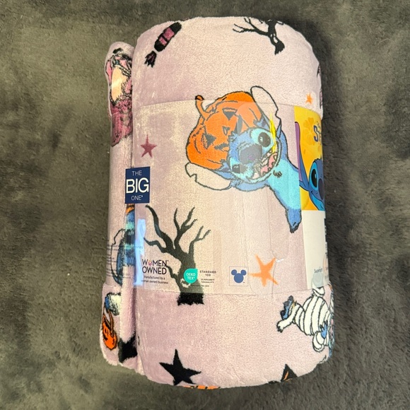 The Big One Disney Stitch Halloween Plush Throw 5ft x 6ft NWT - Picture 6 of 6